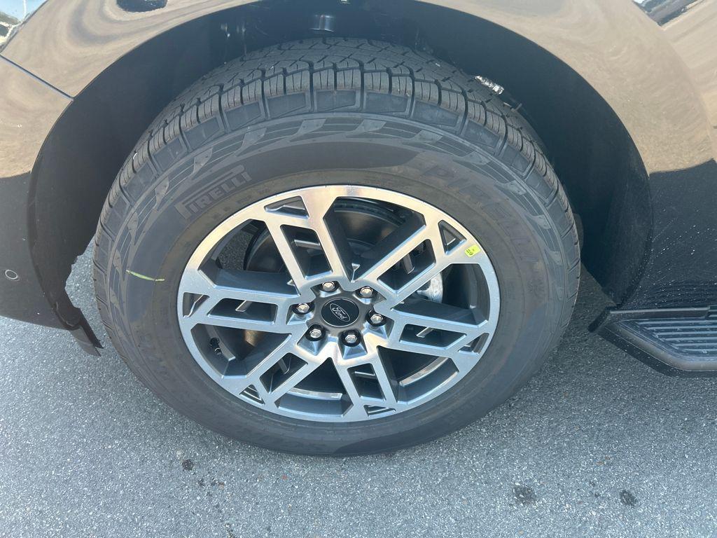 new 2025 Ford Expedition car, priced at $70,084