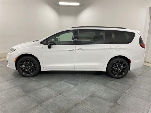 new 2024 Chrysler Pacifica car, priced at $44,589