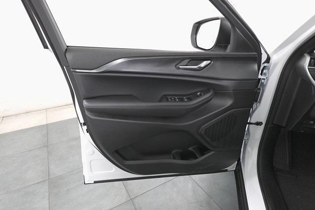 new 2025 Jeep Grand Cherokee car, priced at $38,005