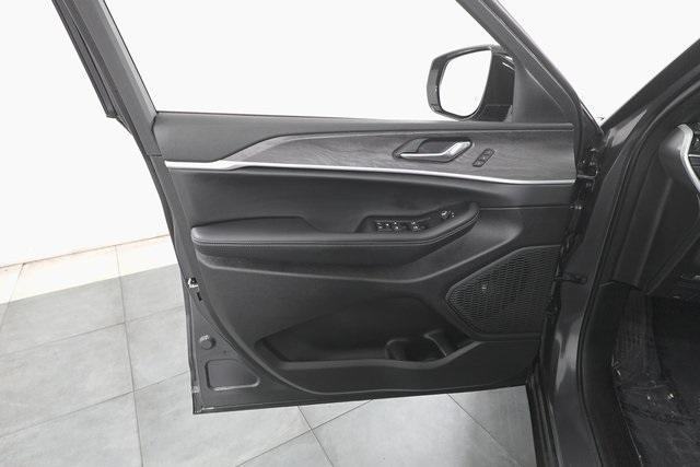 new 2025 Jeep Grand Cherokee car, priced at $40,239