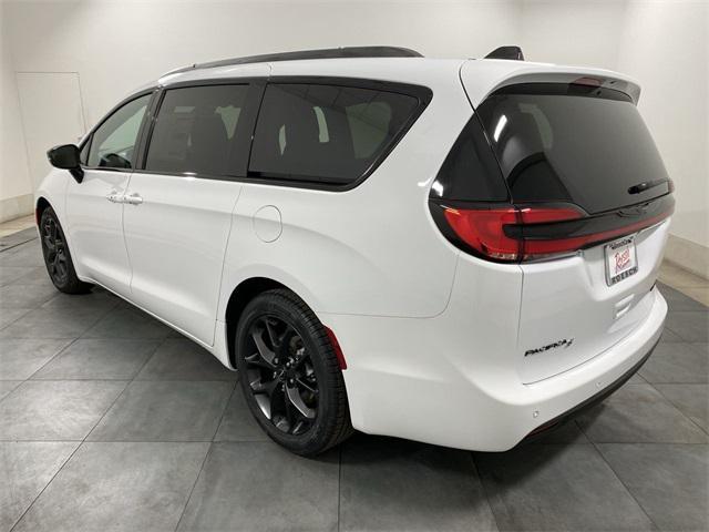 new 2024 Chrysler Pacifica car, priced at $45,014