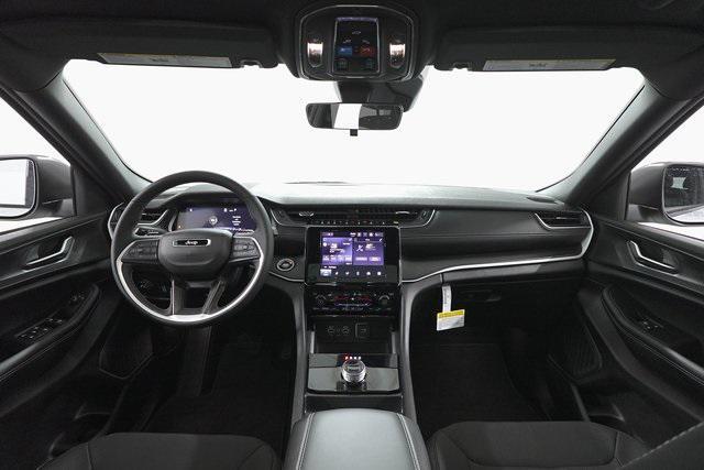 new 2025 Jeep Grand Cherokee car, priced at $41,015
