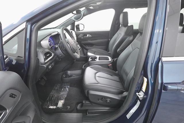 new 2025 Chrysler Pacifica car, priced at $42,048