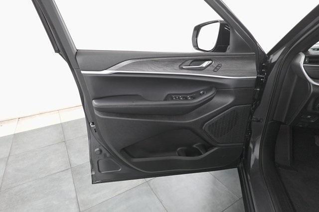 new 2025 Jeep Grand Cherokee car, priced at $49,194