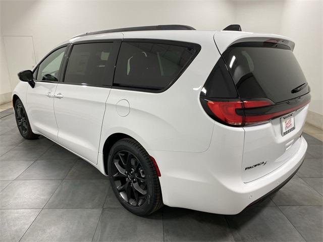 new 2024 Chrysler Pacifica car, priced at $49,264