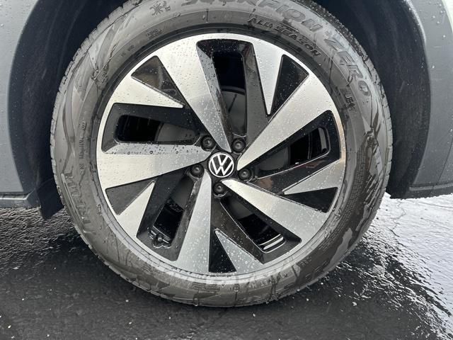 new 2024 Volkswagen ID.4 car, priced at $39,946