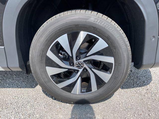 new 2025 Volkswagen Tiguan car, priced at $32,684