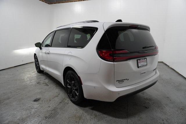 new 2024 Chrysler Pacifica car, priced at $52,450