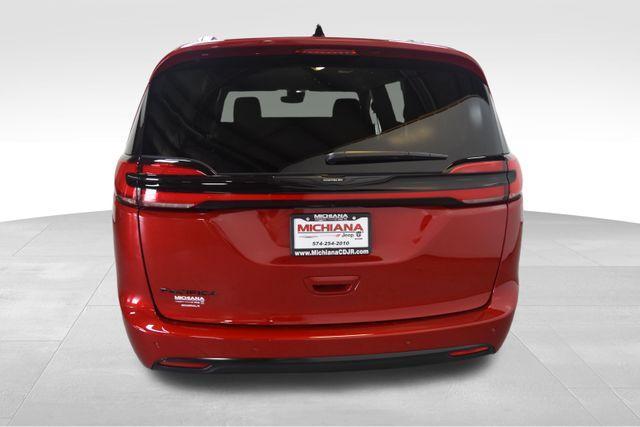 new 2025 Chrysler Pacifica car, priced at $43,667