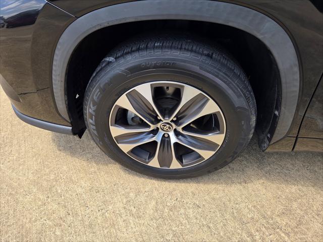 used 2021 Toyota Highlander car