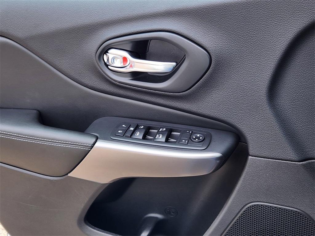 used 2019 Jeep Cherokee car, priced at $18,112