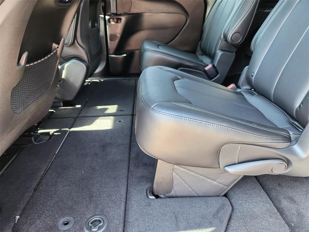 new 2025 Chrysler Pacifica car, priced at $40,096