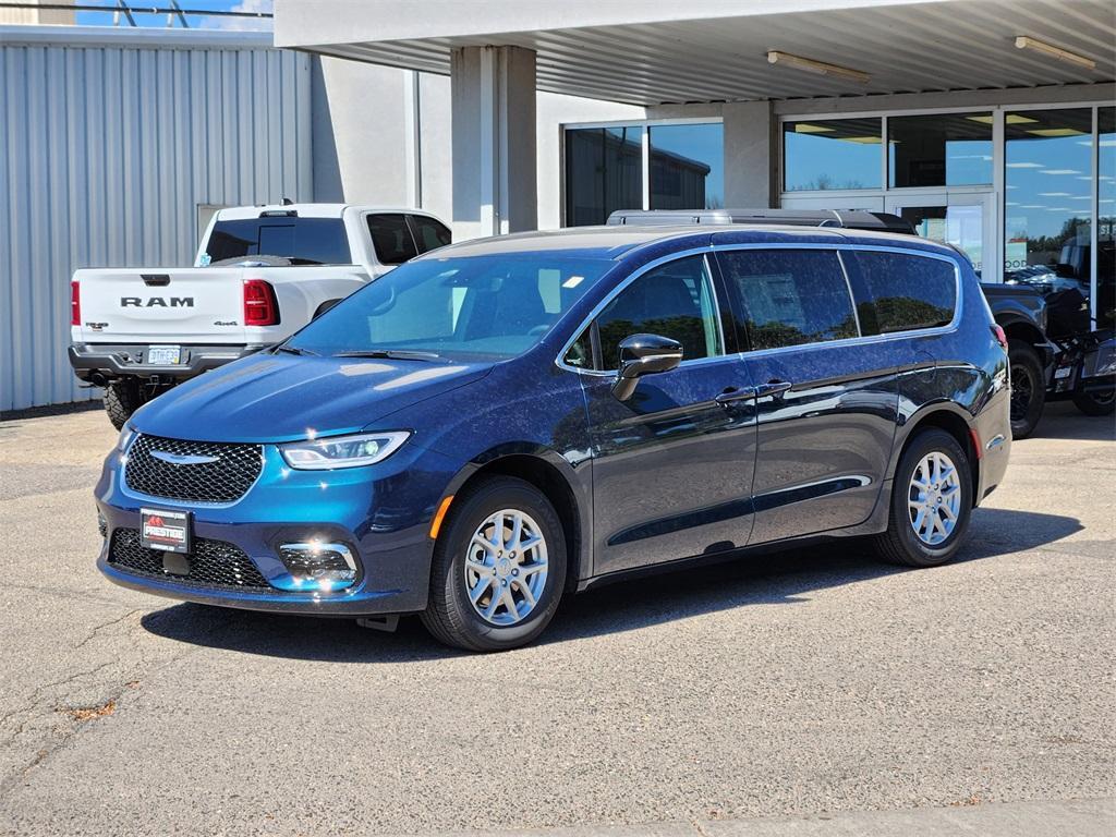 new 2025 Chrysler Pacifica car, priced at $40,096