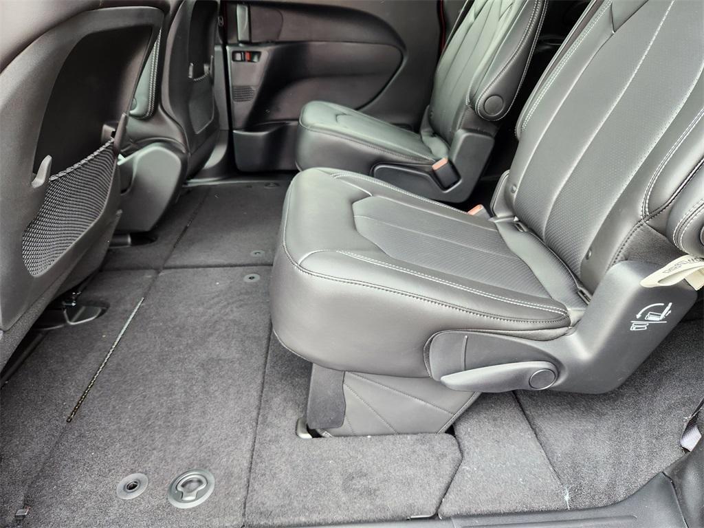 new 2025 Chrysler Pacifica car, priced at $40,102