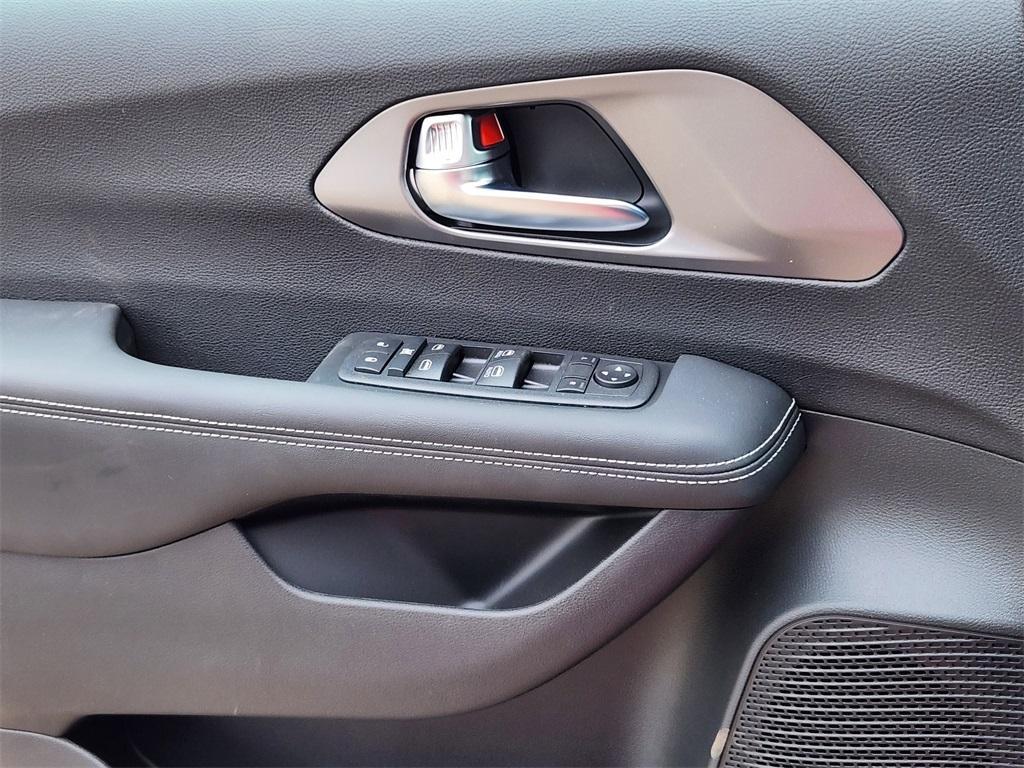 new 2025 Chrysler Pacifica car, priced at $40,102