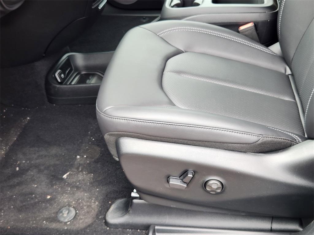 new 2025 Chrysler Pacifica car, priced at $40,102
