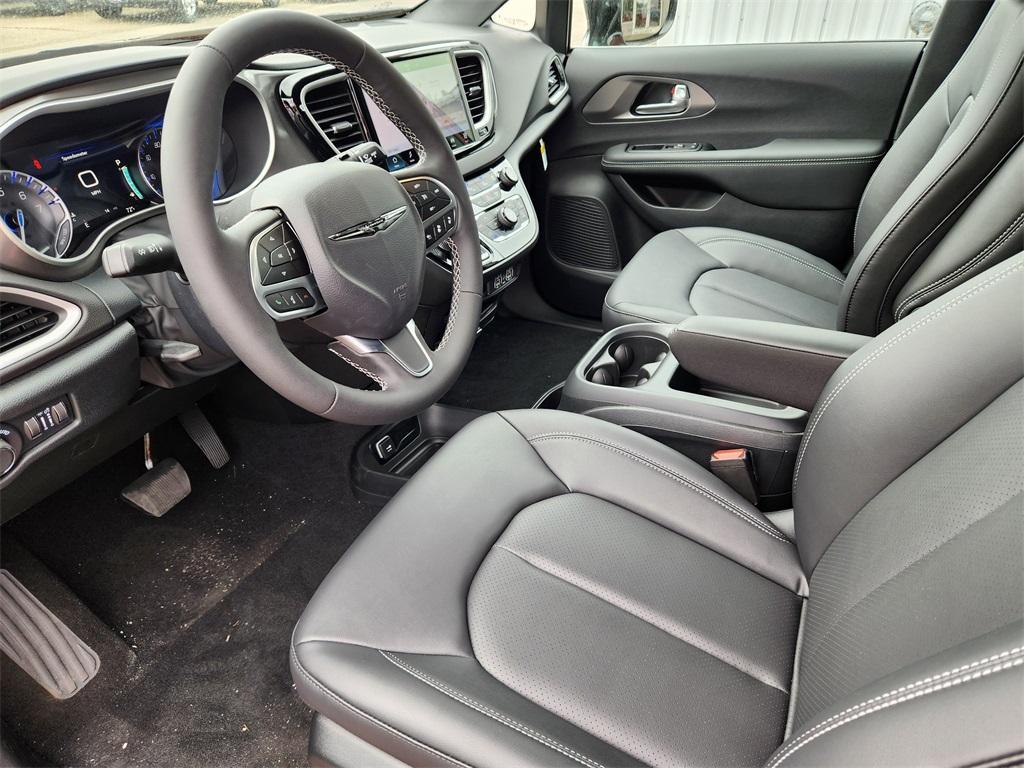 new 2025 Chrysler Pacifica car, priced at $40,102