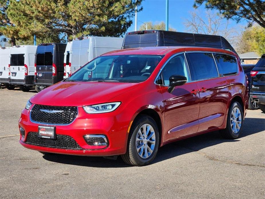 new 2024 Chrysler Pacifica car, priced at $40,717