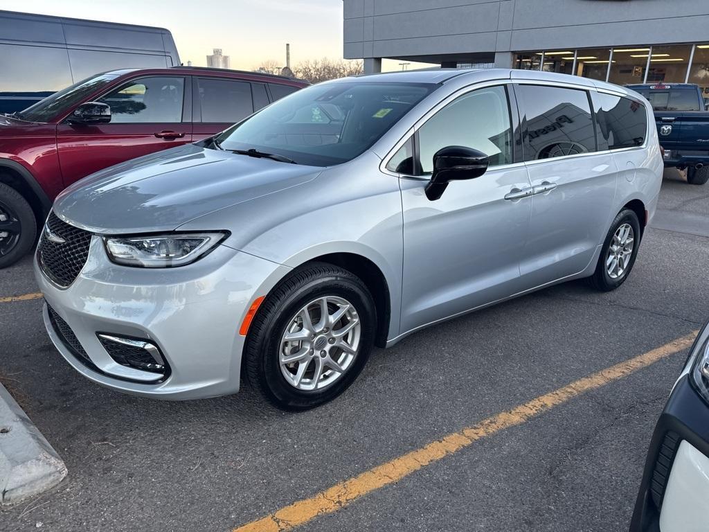 used 2024 Chrysler Pacifica car, priced at $31,331