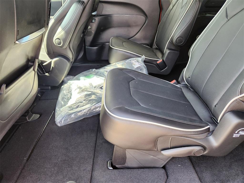 new 2025 Chrysler Pacifica car, priced at $52,817