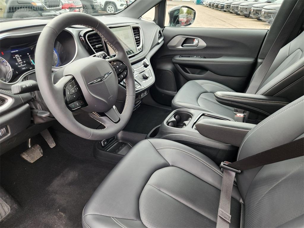 new 2024 Chrysler Pacifica car, priced at $46,552