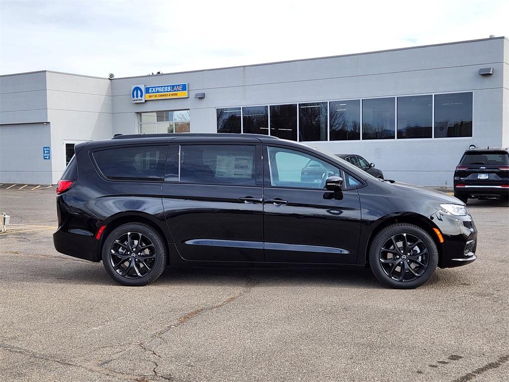 new 2026 Chrysler Pacifica car, priced at $53,822