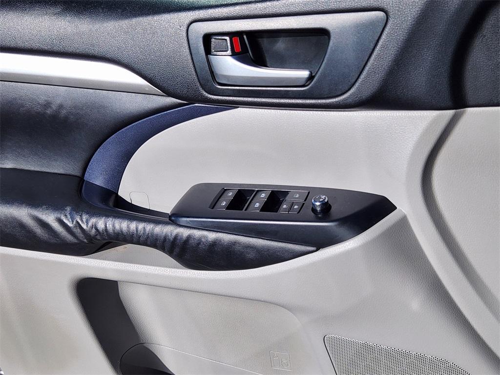 used 2015 Toyota Highlander car, priced at $16,782