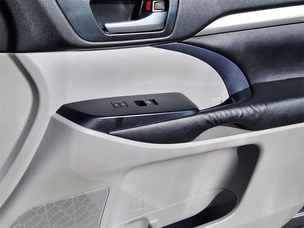 used 2015 Toyota Highlander car, priced at $16,782