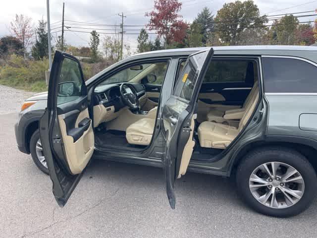 used 2015 Toyota Highlander car, priced at $16,768