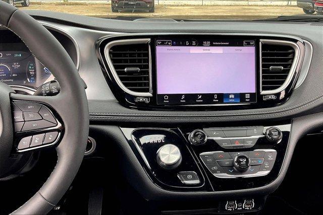 used 2022 Chrysler Pacifica Hybrid car, priced at $29,798