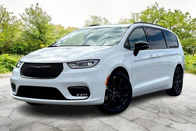 used 2025 Chrysler Pacifica car, priced at $38,082