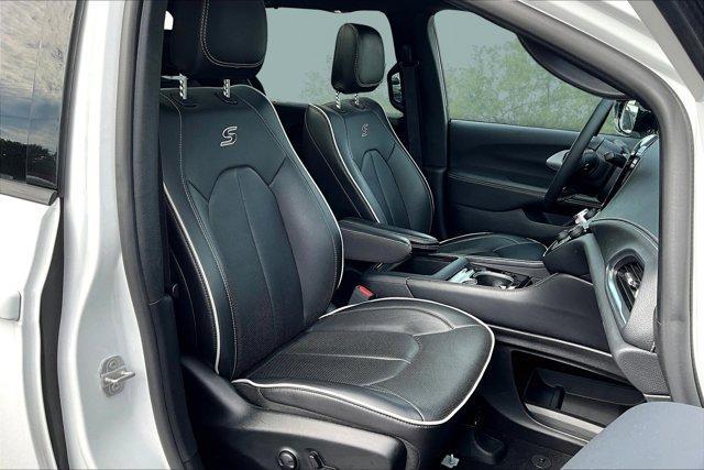 used 2025 Chrysler Pacifica car, priced at $38,082