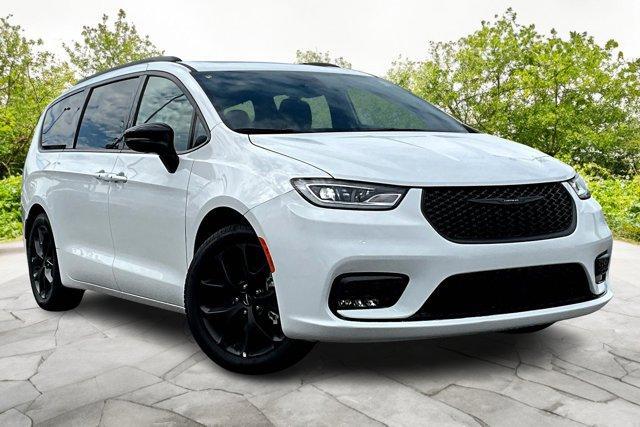 used 2025 Chrysler Pacifica car, priced at $38,082