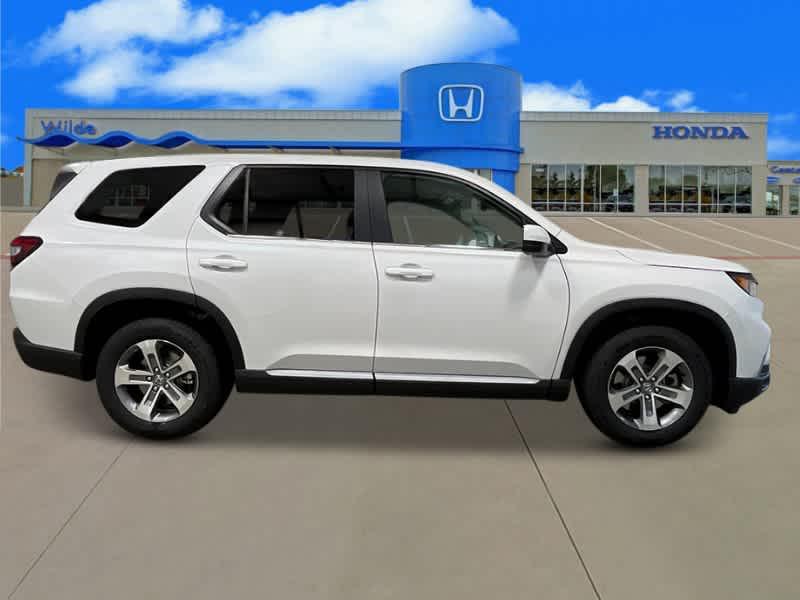 new 2025 Honda Pilot car, priced at $45,842