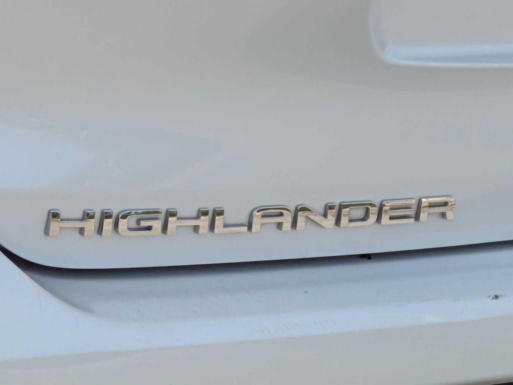used 2022 Toyota Highlander Hybrid car, priced at $25,799