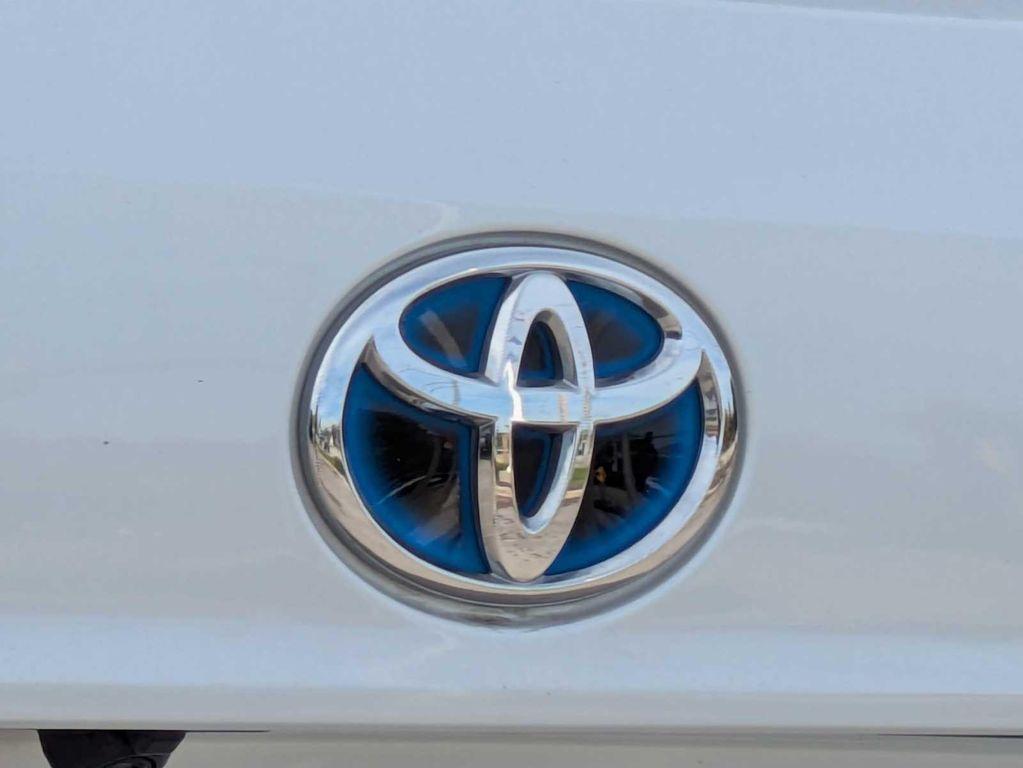 used 2022 Toyota Highlander Hybrid car, priced at $25,799