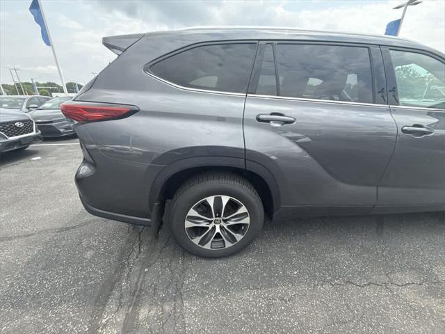 used 2022 Toyota Highlander car, priced at $36,086