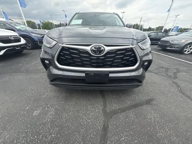 used 2022 Toyota Highlander car, priced at $36,086