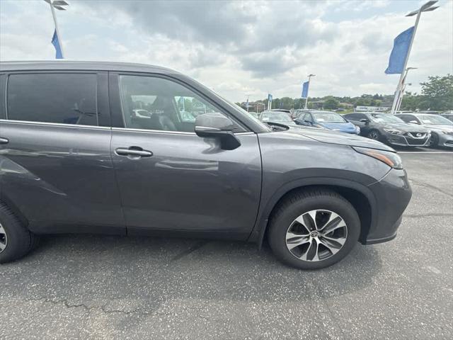 used 2022 Toyota Highlander car, priced at $36,086