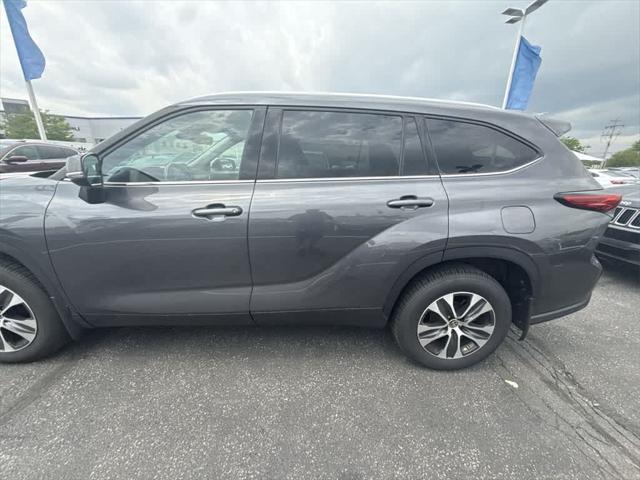 used 2022 Toyota Highlander car, priced at $36,086