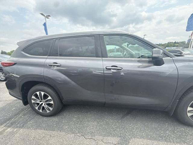 used 2022 Toyota Highlander car, priced at $36,086