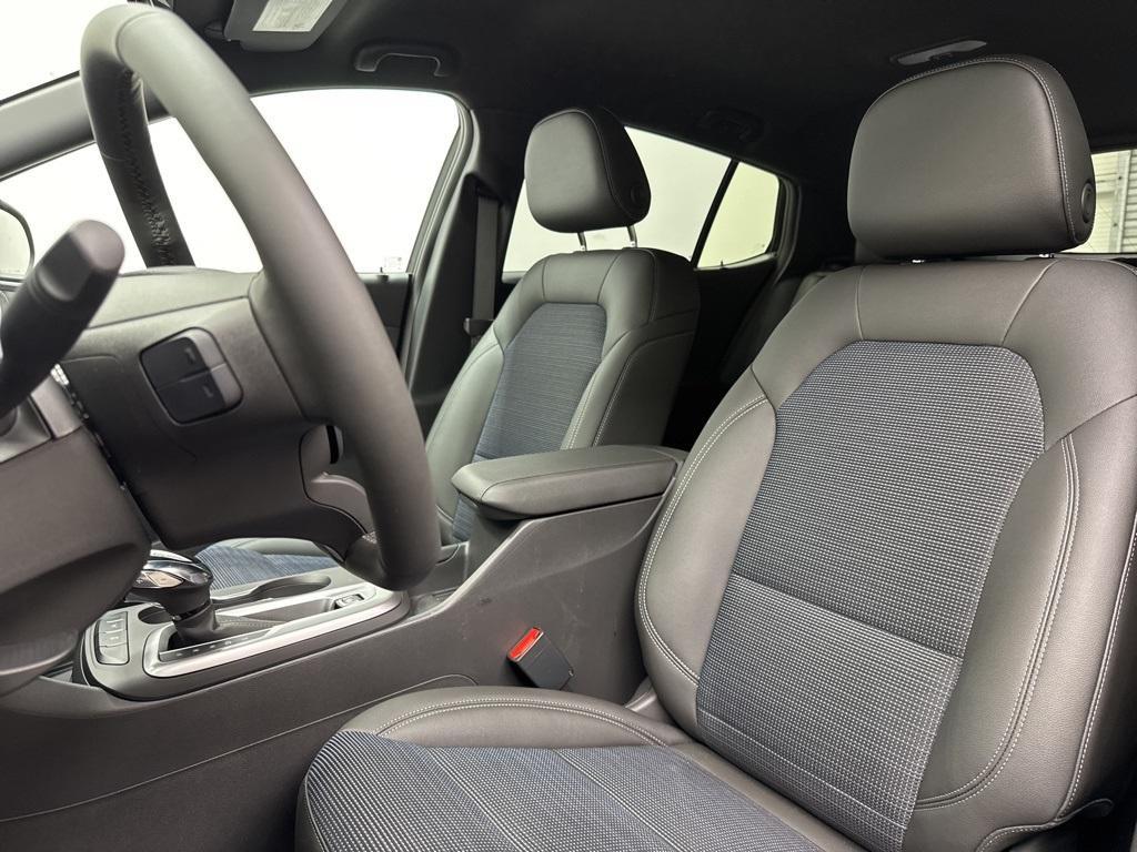 new 2025 Buick Envista car, priced at $25,692