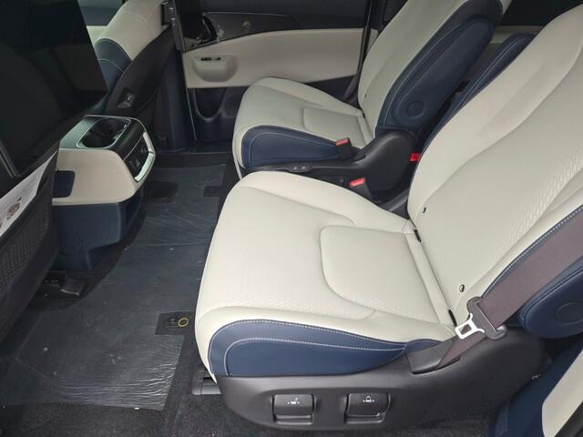 new 2025 Kia Carnival Hybrid car, priced at $55,731