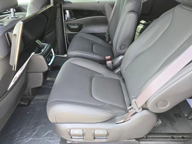 new 2025 Kia Carnival Hybrid car, priced at $55,761