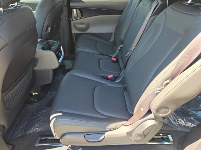 new 2025 Kia Carnival car, priced at $39,727