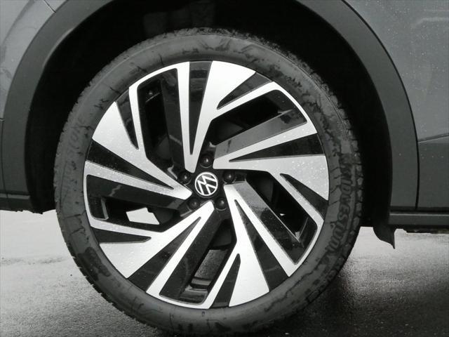 new 2025 Volkswagen ID.4 car, priced at $52,677