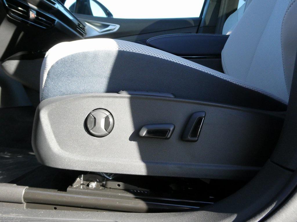 new 2025 Volkswagen ID.4 car, priced at $50,428