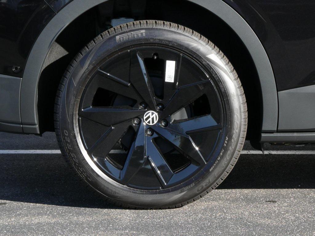 new 2025 Volkswagen ID.4 car, priced at $50,428
