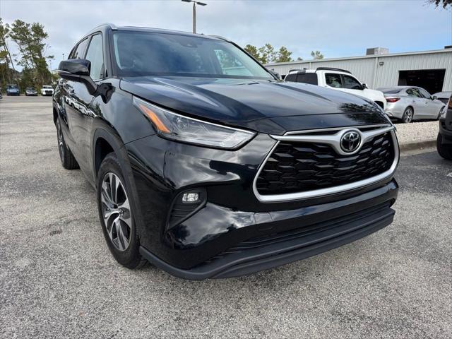 used 2022 Toyota Highlander car, priced at $32,200