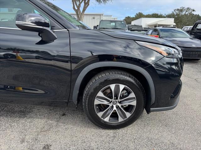 used 2022 Toyota Highlander car, priced at $32,200